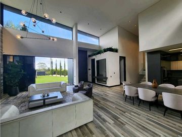 Casa para renta y/o venta en Llanogrande.