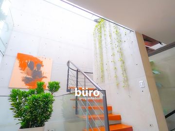 MODERNA CASA EN VENTA DE LUJO PASOS DASSO Y BOULEVARD ROOSEVELT EN SAN ISIDRO