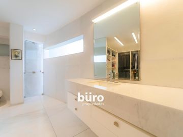 MODERNA CASA EN VENTA DE LUJO PASOS DASSO Y BOULEVARD ROOSEVELT EN SAN ISIDRO