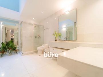 MODERNA CASA EN VENTA DE LUJO PASOS DASSO Y BOULEVARD ROOSEVELT EN SAN ISIDRO