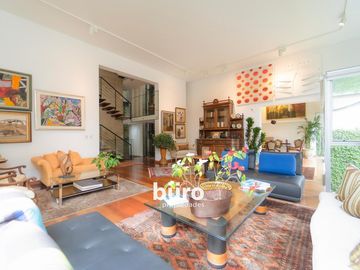 MODERNA CASA EN VENTA DE LUJO PASOS DASSO Y BOULEVARD ROOSEVELT EN SAN ISIDRO