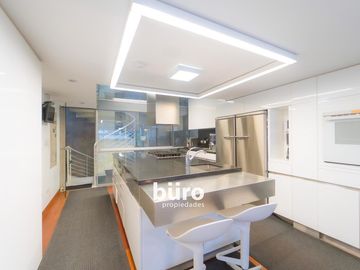 MODERNA CASA EN VENTA DE LUJO PASOS DASSO Y BOULEVARD ROOSEVELT EN SAN ISIDRO