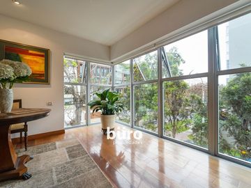 MODERNA CASA EN VENTA DE LUJO PASOS DASSO Y BOULEVARD ROOSEVELT EN SAN ISIDRO