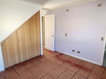 ARRIENDO CASA 2 PISOS EN SECTOR LOS DOMINICOS