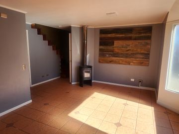 ARRIENDO CASA 2 PISOS EN SECTOR LOS DOMINICOS