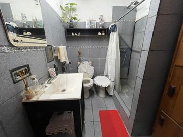 se vende casa en Gonzáles Catan con 3 ambientes