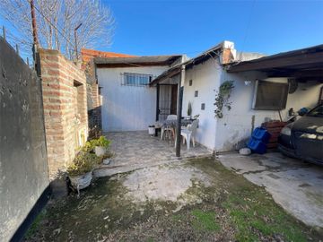 se vende casa en Gonzáles Catan con 3 ambientes