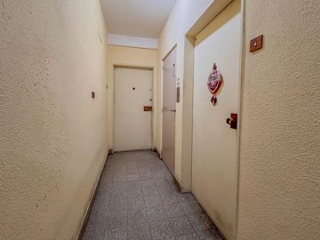 Venta amplio departamento de 3 amb con dep Almagro