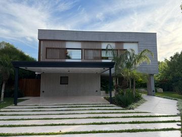 VENTA CASA 8 AMBIENTES AYRES DE PILAR