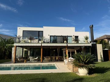 VENTA CASA 8 AMBIENTES AYRES DE PILAR