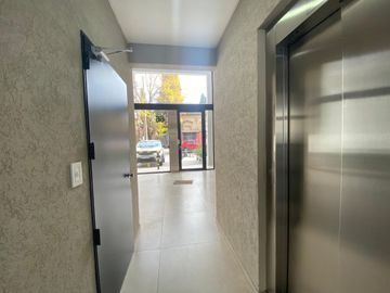 Monoambiente en venta L. de Zamora con cochera