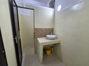 Alquiler local comercial con entrepiso Mataderos