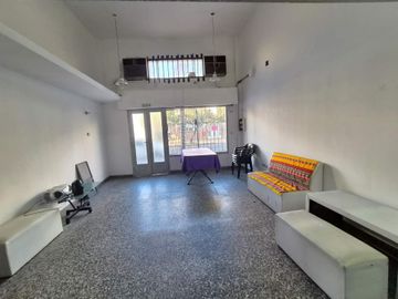 Alquiler local comercial con entrepiso Mataderos