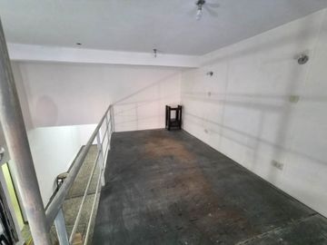 Alquiler local comercial con entrepiso Mataderos