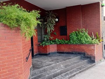 Venta Cochera fija cubierta planta baja J B Justo.