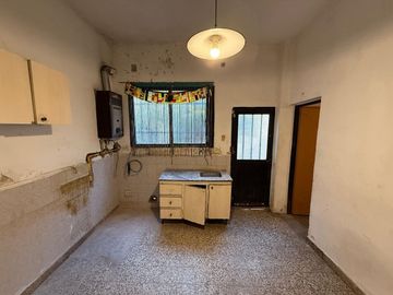 CASA VENTA DOS PLANTAS A RECICLAR BARRIO CURA