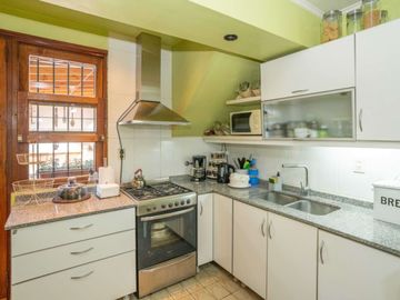 Casa c/jardin y parrilla en venta en Florida Este
