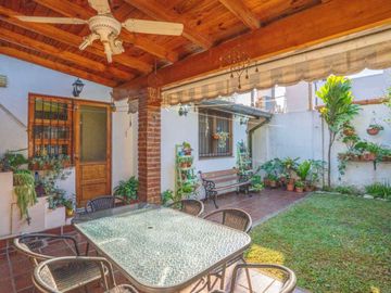 Casa c/jardin y parrilla en venta en Florida Este