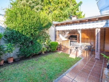 Casa c/jardin y parrilla en venta en Florida Este
