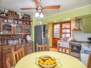 Casa c/jardin y parrilla en venta en Florida Este
