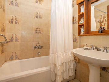 Casa c/jardin y parrilla en venta en Florida Este