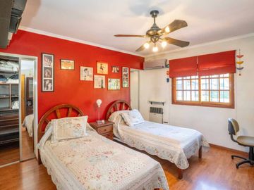 Casa c/jardin y parrilla en venta en Florida Este