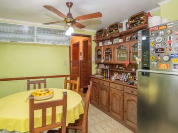 Casa c/jardin y parrilla en venta en Florida Este