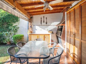 Casa c/jardin y parrilla en venta en Florida Este