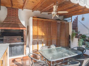 Casa c/jardin y parrilla en venta en Florida Este