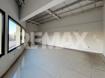 Local comercial, intercountry. Plottier