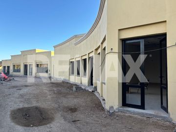 Local comercial, intercountry. Plottier