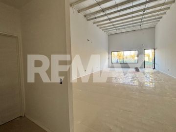 Local comercial, intercountry. Plottier