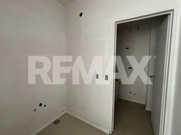 Local comercial, intercountry. Plottier