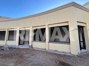 Local comercial, intercountry. Plottier