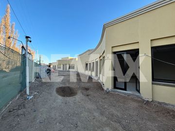 Local comercial, intercountry. Plottier