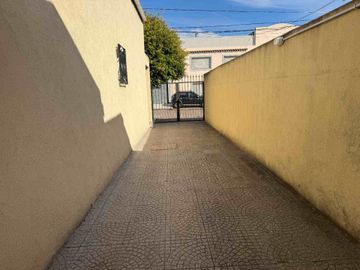Casa en Virreyes a 2 cuadras de Ramal Tigre .