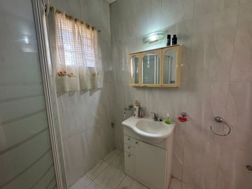 Casa en Virreyes a 2 cuadras de Ramal Tigre .