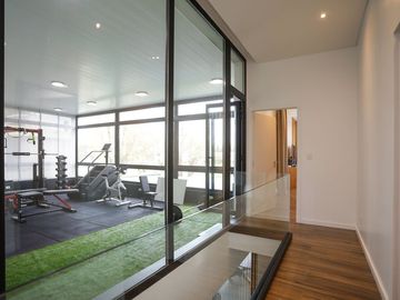 Casa   5 ambientes con gym y detalles de categoria