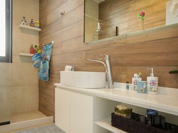 Casa   5 ambientes con gym y detalles de categoria