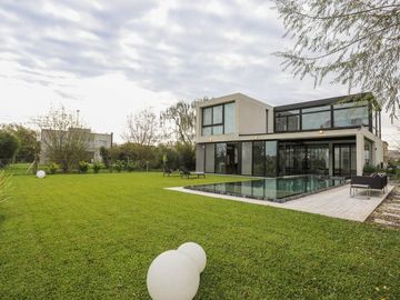 Casa   5 ambientes con gym y detalles de categoria