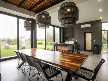 Casa   5 ambientes con gym y detalles de categoria