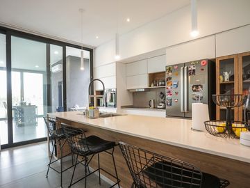 Casa   5 ambientes con gym y detalles de categoria