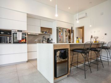 Casa   5 ambientes con gym y detalles de categoria