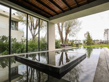 Casa   5 ambientes con gym y detalles de categoria