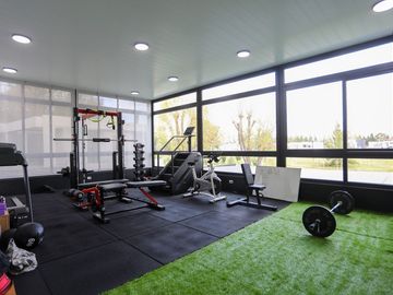 Casa   5 ambientes con gym y detalles de categoria