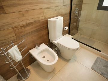 Casa   5 ambientes con gym y detalles de categoria