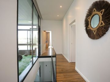 Casa   5 ambientes con gym y detalles de categoria