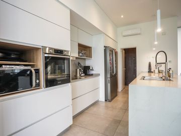 Casa   5 ambientes con gym y detalles de categoria