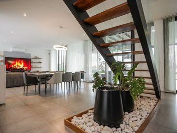 Casa   5 ambientes con gym y detalles de categoria