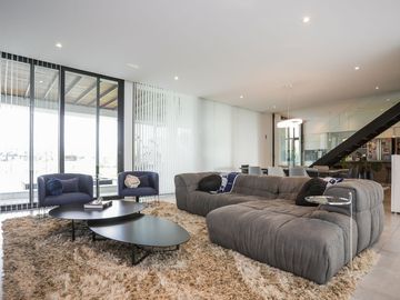 Casa   5 ambientes con gym y detalles de categoria